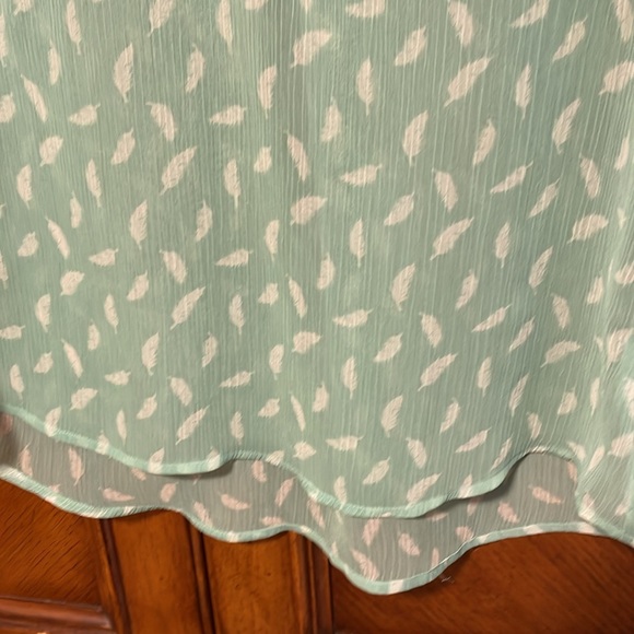 🪶 Pale Green Feather Blouse - Picture 7 of 9